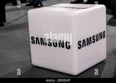 RIGA, LETTLAND. Oktober 2019. Logo der FIRMA SAMSUNG. SAMSUNG ist ein südkoreanischer multinationaler Konzern. Stockfoto