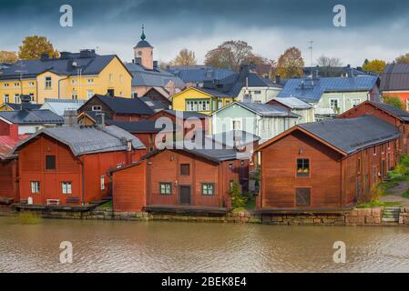Alte Holzbarnen auf einem Stadtbild an einem bewölkten Oktobertag. Alt Porvoo, Finnland Stockfoto