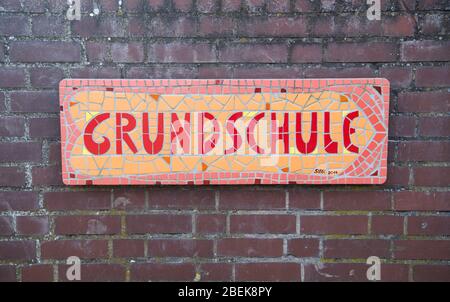 14. April 2020, Niedersachsen, Laatzen: Am Eingang einer Grundschule in der Region Hannover hängt ein Schild. Die Nationale Akademie der Wissenschaften Leopoldina empfiehlt, unter bestimmten Voraussetzungen Grundschulen und Sekundarschulen so bald wie möglich schrittweise wieder zu eröffnen. Foto: Julian Stratenschulte/dpa Stockfoto