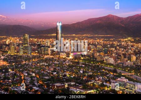 Panoramablick in der Dämmerung von Santiago de Chile mit der Andenkette im Hintergrund Stockfoto