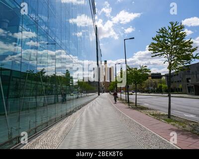 14. April 2020, Berlin: Die fast menschenleere Ben-Gurion-Straße am Potsdamer Platz spiegelt sich in der Glasfassade eines Bürogebäudes wider. Foto: Jens Kalaene/dpa-Zentralbild/dpa Stockfoto