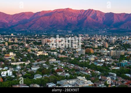 Panoramablick auf Providencia mit Los Andes Bergkette, Santiago de Chile Stockfoto