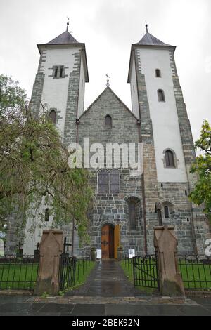 Mariakirken, St. Mary's Church, in Sandviken, Bergen, Norwegen. Vorderseite der Kirche mit den beiden Glockentürmen Stockfoto