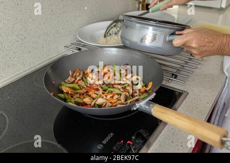 Zum Abendessen Hähnchen und Gemüse mit Reis, Playa San Juan, Teneriffa, Kanarische Inseln, Spanien, anbraten Stockfoto