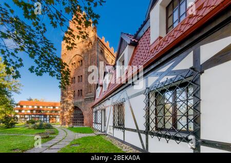 Slupsk, Pommern, Polen. Blick auf das Herrenhaus und das Mühlentor. Stockfoto