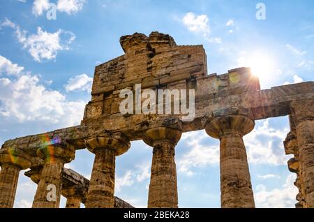 Strahl der Sonne durch die Spalten des Tempels von Athena 500 BC. Archäologische Stätte von Paestum, Italien Stockfoto