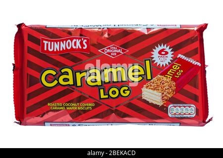 Tunnocks Caramel Log geröstete Kokosnuss überzogen Karamell Wafer Kekse - isoliert auf weißem Hintergrund Stockfoto