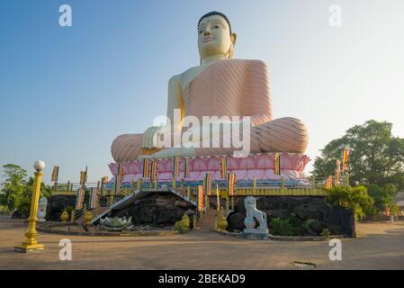 ALUTHGAMA, SRI LANKA - 16. FEBRUAR 2020: Ansicht einer riesigen Skulptur eines sitzenden Buddha im buddhistischen Tempel des Kande Viharaya Tempels Stockfoto