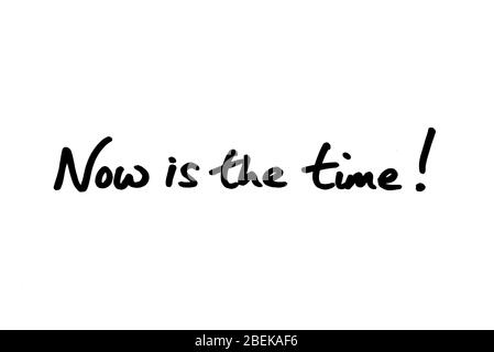 Jetzt ist es an der Zeit! Handgeschrieben auf weißem Hintergrund. Stockfoto