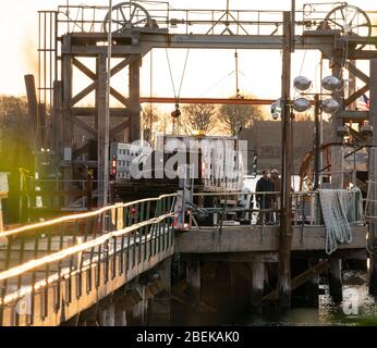 New York, Usa. April 2020. Ausrüstung wird auf der Fähre von City Island nach Hart Island geladen, wo nicht beanspruchte COVID-19 Leichen begraben sind (Foto von Lev Radin/Pacific Press) Quelle: Pacific Press Agency/Alamy Live News Stockfoto