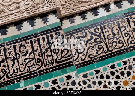 Wanddetail mit geschnitztem Gips und koranischer Verskalligraphie, Bou Inania Madrasa in Fes. Traditionelles islamisches Design, typisch für marokkanische Moscheen und Stockfoto