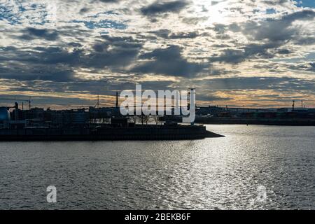 Atemberaubender Panoramablick auf den Hamburger Hafen mit Containerterminal und die Köhlbrandbrücke an der Elbe bei Sonnenuntergang vom Dach des Docklands Stockfoto