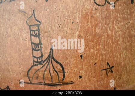 Nahaufnahme der Moschee von einem Kind mit schwarzer Farbe in braunen Hintergrund Tür zeichnen.Tageszeit Fotografie mit Nikon-Kamera am 2020. april. Stockfoto