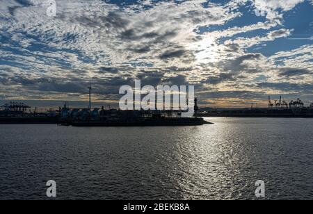 Atemberaubender Panoramablick auf den Hamburger Hafen mit Containerterminal und die Köhlbrandbrücke an der Elbe bei Sonnenuntergang vom Dach des Docklands Stockfoto