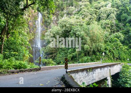 Brücke vor den Wailua Falls entlang der Straße nach Hana, Maui, Hawaii Stockfoto