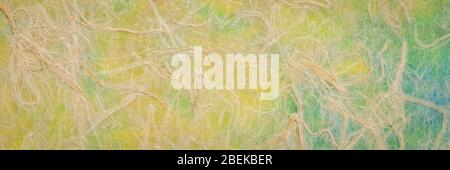 Natürliches Thai Maulbeerkozo-Papier gegen grün, blau und gelb marmortes Papier, Panorama-Banner Stockfoto