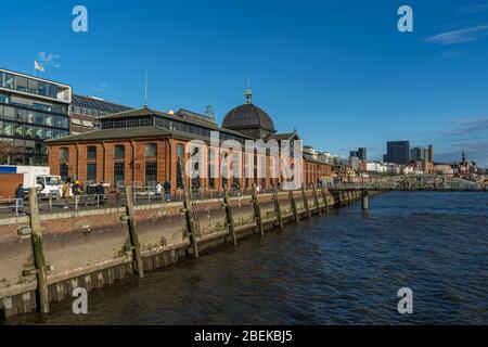 Herrlicher Panoramablick auf den Hamburger Hafen entlang der Fischauktionshalle mit einigen Kranen und Schiffen Stockfoto