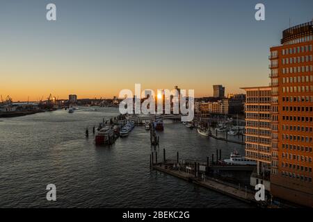 Panoramablick auf den Hamburger Hafen in der Hafenstadt an der Elbe bei Sonnenuntergang/Dämmerung Stockfoto