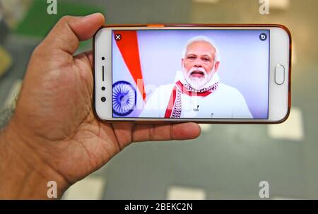 Eine Person beobachtet die Ansprache des indischen Premierministers Narendra Modi an die Nation über die COVID-19-Sperre auf dem Handy in Beawar. Foto/Sumit Saraswat Stockfoto