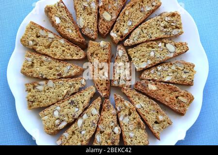 Platte aus italienischen Mandeln Biscotti von oben gesehen Stockfoto