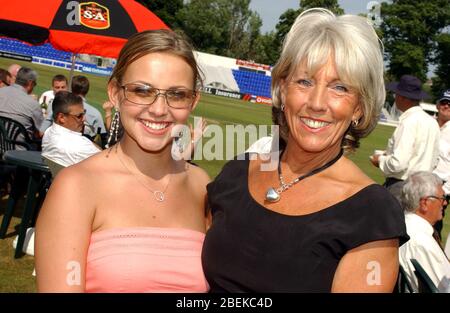 Charlotte Church hüpft für die Welsh Celebrity Eleven in ihrem Spiel gegen eine Lords Taverners Celebrity Eleven im Glamorgans Home Ground, Sophia Gardens in Cardiff heute Abend. Charlotte ist mit der Frau der Vorsitzenden der Lord's Taverners Welsh Region, Frau Pam Dyer, abgebildet. 13/6/04 Stockfoto