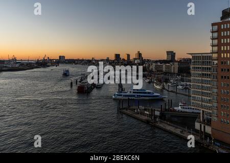 Panoramablick auf den Hamburger Hafen in der Hafenstadt an der Elbe bei Sonnenuntergang/Dämmerung Stockfoto