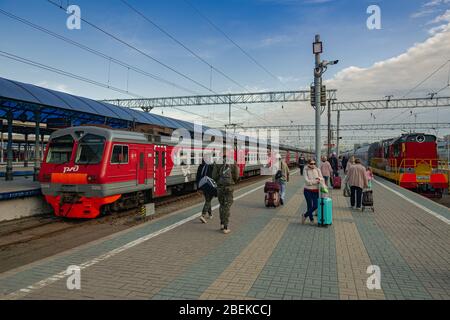 Moskau/Russland; Juli 14 2019: Bahnhof Jaroslawski mit Passagieren, die mit Gepäck unterwegs sind Stockfoto