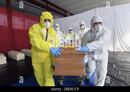 Italien, Lombardei, Ponte San Pietro (Bergamo), 13. April 2020 : Coronavirus Emergency, Covid-19. Männer von Protezione Civile nehmen die Särge in einem d Stockfoto