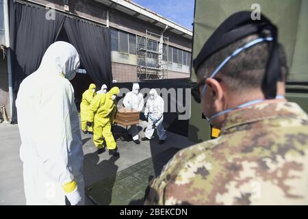 Italien, Lombardei, Ponte San Pietro (Bergamo), 13. April 2020 : Coronavirus Emergency, Covid-19. Männer von Protezione Civile nehmen die Särge in einem d Stockfoto