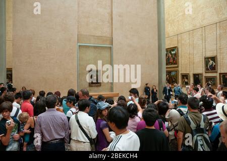 Paris, Frankreich - Juli 08 2008: Menschen, die sich drängen und versuchen, näher zu kommen, um ein Bild von dem Gemälde La Gioconda im Louvre zu machen Stockfoto