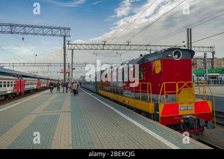 Moskau/Russland; Juli 14 2019: Bahnhof Jaroslawski mit Passagieren, die mit Gepäck unterwegs sind Stockfoto