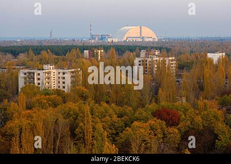 Der 19. Oktober 2019, Luftaufnahme auf verlassene Stadt Pripyat und die riesige sichere Kuppel, die den Sarkophag über dem beschädigten Tschernobyl nuklear r versiegelt Stockfoto