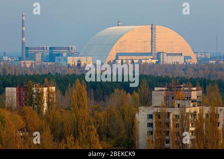 Der 19. Oktober 2019, Luftaufnahme auf verlassene Stadt Pripyat und die riesige sichere Kuppel, die den Sarkophag über dem beschädigten Tschernobyl nuklear r versiegelt Stockfoto