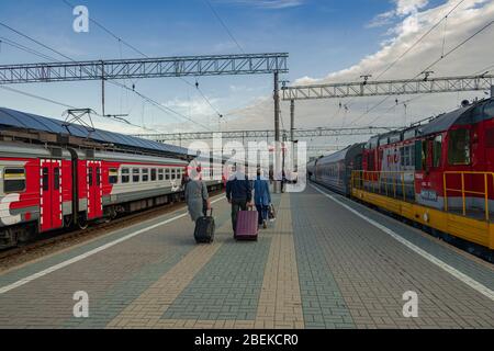 Moskau/Russland; Juli 14 2019: Bahnhof Jaroslawski mit Passagieren, die mit Gepäck unterwegs sind Stockfoto