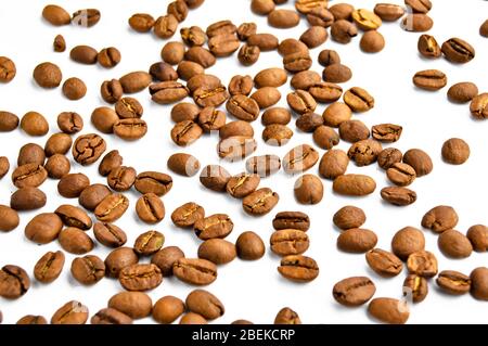 Sorgfältig ausgewählte und geröstete frische Kaffeebohnen, Kaffeebohnen Hintergrund, isoliert auf weißem Hintergrund Stockfoto