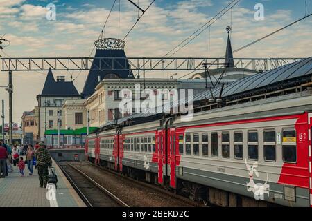 Moskau/Russland; Juli 14 2019: Bahnhof Jaroslawski mit Passagieren, die mit Gepäck unterwegs sind Stockfoto