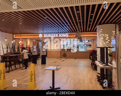 SINGAPUR – 9. April 2020 – ein leeres Burger King Restaurant in Thompson Plaza. Aufgrund des covid-19 / Coronavirus Leistungsschalters mea ist nur Mitnahme erlaubt Stockfoto