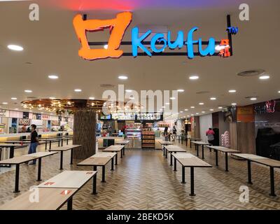 SINGAPUR – 9. April 2020 – ein leerer Koufu-Food-Court in Thompson Plaza. Aufgrund der Maßnahmen des Leistungsschalters Covid-19 / Coronavirus ist nur Mitnahme zulässig Stockfoto