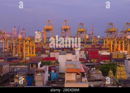 COLOMBO, SRI LANKA - 23. FEBRUAR 2020: Containerterminal in Abenddämmerung. Frachthafen von Colombo Stockfoto