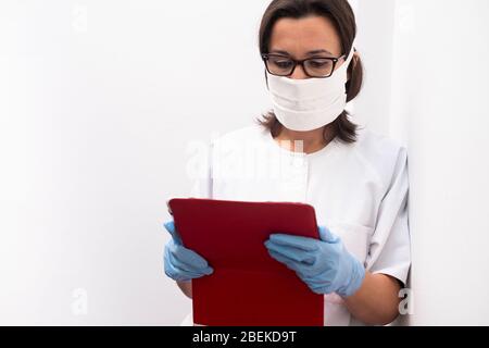 Porträt einer Krankenschwester mit einem digitalen Tablet. Kopie-Raum Stockfoto