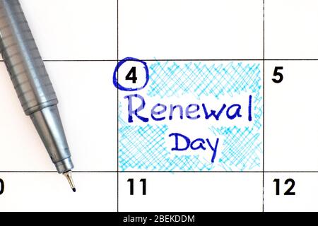 Erinnerung Erneuerungstag im Kalender mit Stift. Mai 04. Stockfoto