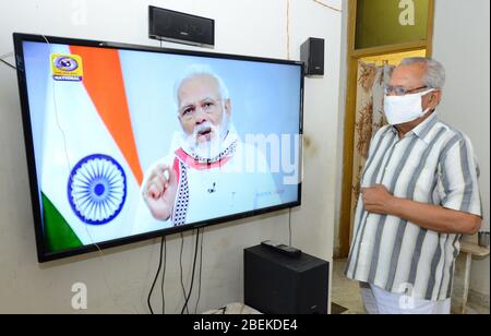 Beawar, Indien. April 2020. Ein älterer Mann beobachtet die Ansprache des indischen Premierministers Narendra Modi an die Nation über COVID-19, auf einem Fernseher zu Hause in Beawar. PM Modi kündigte die Verlängerung der weltweit größten Sperre bis zum 3. Mai an. (Foto von Sumit Saraswat/Pacific Press) Quelle: Pacific Press Agency/Alamy Live News Stockfoto