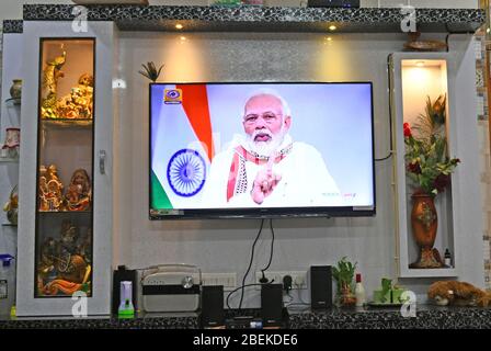 Beawar, Indien. April 2020. Der indische Premierminister Narendra Modi spricht über einen Video-Link auf COVID-19 in Beawar an die Nation. PM Modi kündigte die Verlängerung der weltweit größten Sperre bis zum 3. Mai an. (Foto von Sumit Saraswat/Pacific Press) Quelle: Pacific Press Agency/Alamy Live News Stockfoto