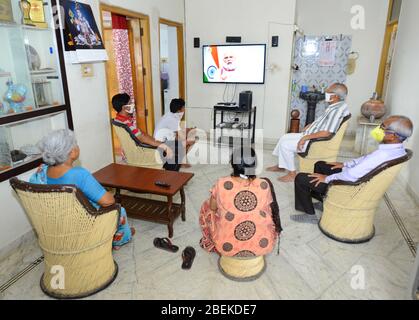 Beawar, Indien. April 2020. Eine Familie beobachtet die Ansprache des indischen Premierministers Narendra Modi an die Nation über COVID-19, auf einem Fernseher zu Hause in Beawar. PM Modi kündigte die Verlängerung der weltweit größten Sperre bis zum 3. Mai an. (Foto von Sumit Saraswat/Pacific Press) Quelle: Pacific Press Agency/Alamy Live News Stockfoto