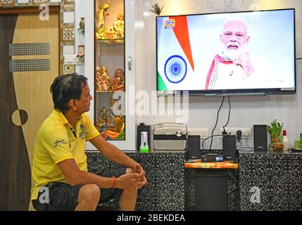 Beawar, Indien. April 2020. Ein Mann beobachtet die Ansprache des indischen Premierministers Narendra Modi an die Nation über COVID-19, auf einem Fernseher zu Hause in Beawar. PM Modi kündigte die Verlängerung der weltweit größten Sperre bis zum 3. Mai an. (Foto von Sumit Saraswat/Pacific Press) Quelle: Pacific Press Agency/Alamy Live News Stockfoto