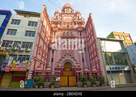 COLOMBO, SRI LANKA - 22. FEBRUAR 2020: Jami UL-Alfar Masjid Moschee (Rote Moschee) an einem sonnigen Morgen. Blick von der Hauptstraße Stockfoto