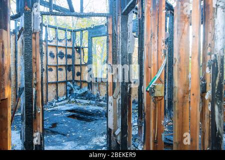 Verbranntes Innenraum Haus Residenz Holzhaus nach dem Feuer Stockfoto