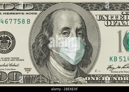Ein 100-Dollar-Schein mit Gesichtsmaske von Benjamin Franklin aus dem Coronavirus COVID-19 in den Vereinigten Staaten. Stockfoto