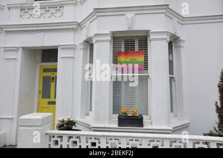 Brighton, Großbritannien. April 2020. Eine künstlerische Regenbogenzeichnung in einem Hausfenster in Brighton. Der Regenbogen ist zu einem Symbol der Unterstützung für Menschen geworden, die Solidarität mit den NHS-Arbeitern an vorderster Front zeigen wollen. Quelle: James Boardman/Alamy Live News Stockfoto