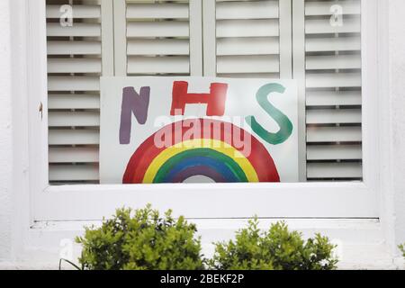 Brighton, Großbritannien. April 2020. Eine künstlerische Regenbogenzeichnung in einem Hausfenster in Brighton. Der Regenbogen ist zu einem Symbol der Unterstützung für Menschen geworden, die Solidarität mit den NHS-Arbeitern an vorderster Front zeigen wollen. Quelle: James Boardman/Alamy Live News Stockfoto